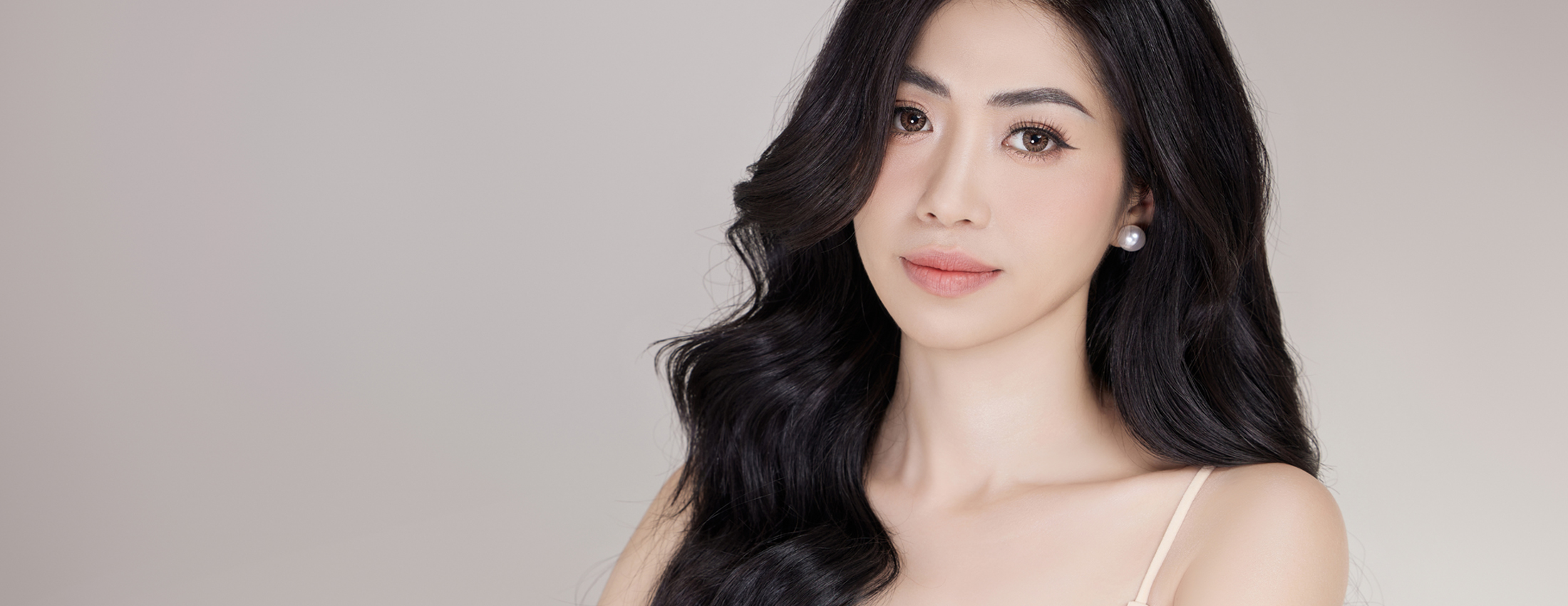 Eine Frau mit schönen Wimpern